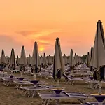 Cozy Flat With Shared Pools And Private Garden Apartamento Bibione