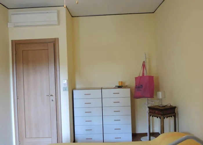 Cozy Flat With Shared Pools And Private Garden Апартаменти Бібіоне